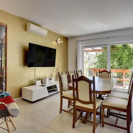 بيت للعطل In Li Njan With Pool Near
