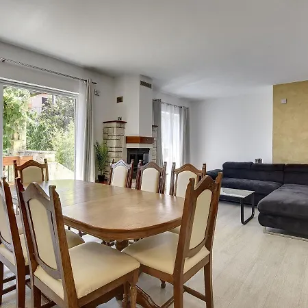 In Li Njan With Pool Near