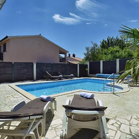 In Li Njan With Pool Near