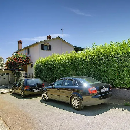 In Li Njan With Pool Near