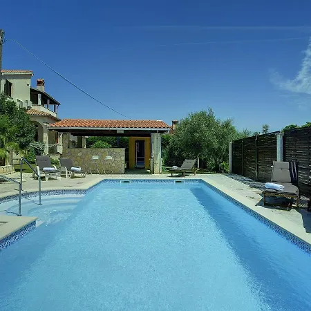 In Li Njan With Pool Near Ližnjan