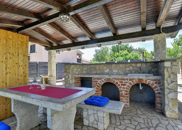 In Li Njan With Pool Near