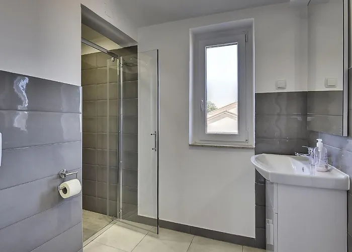 In Li Njan With Pool Near *