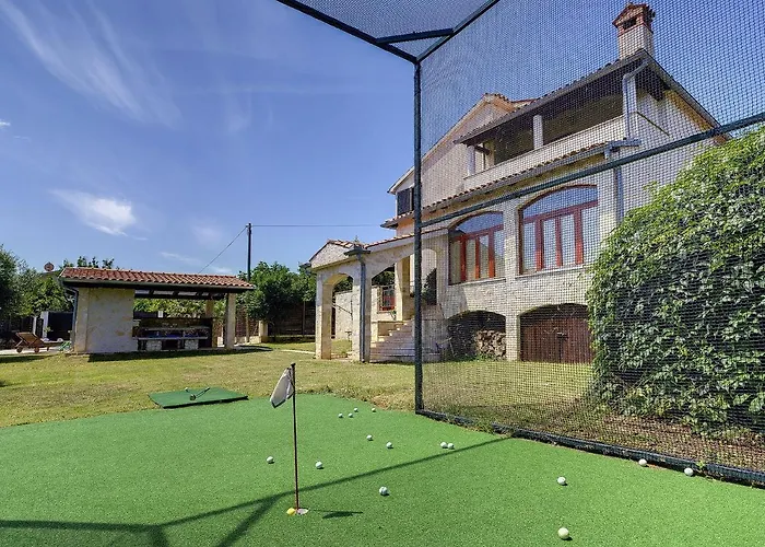 In Li Njan With Pool Near Ližnjan