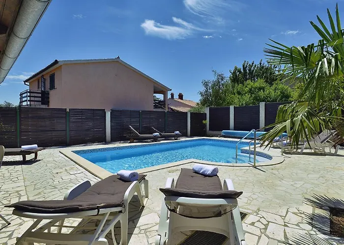 In Li Njan With Pool Near