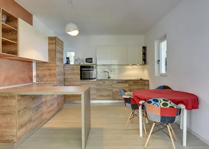 In Li Njan With Pool Near Ližnjan