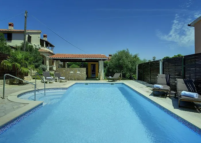 In Li Njan With Pool Near Ližnjan