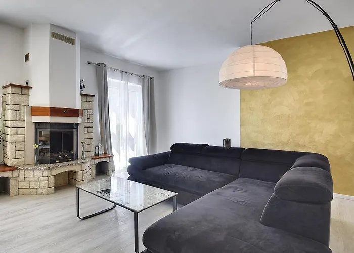 In Li Njan With Pool Near *