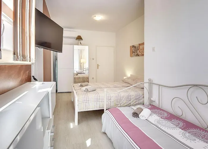 In Li Njan With Pool Near Ližnjan