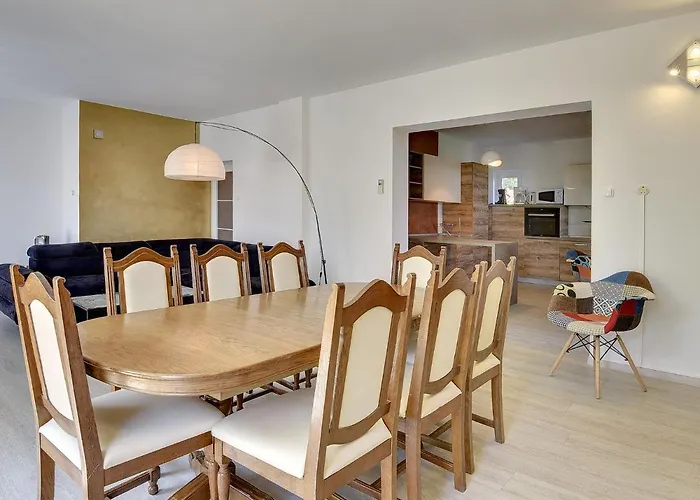 In Li Njan With Pool Near Ližnjan